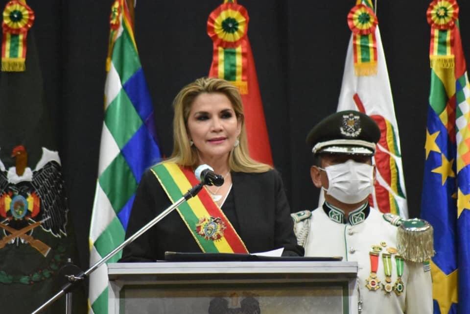 DTVnoticia's tweet photo. Por la celebración del 194 Aniversario de creación de la Policía Boliviana, la presidenta Jeanine Áñez, dijo en su discurso “Pido a la Policía esté preparada porque Bolivia la necesitará para evitar la violencia de los violentos que quieren volver a punta de palos” https://t.co/tqSCJpfm7V
