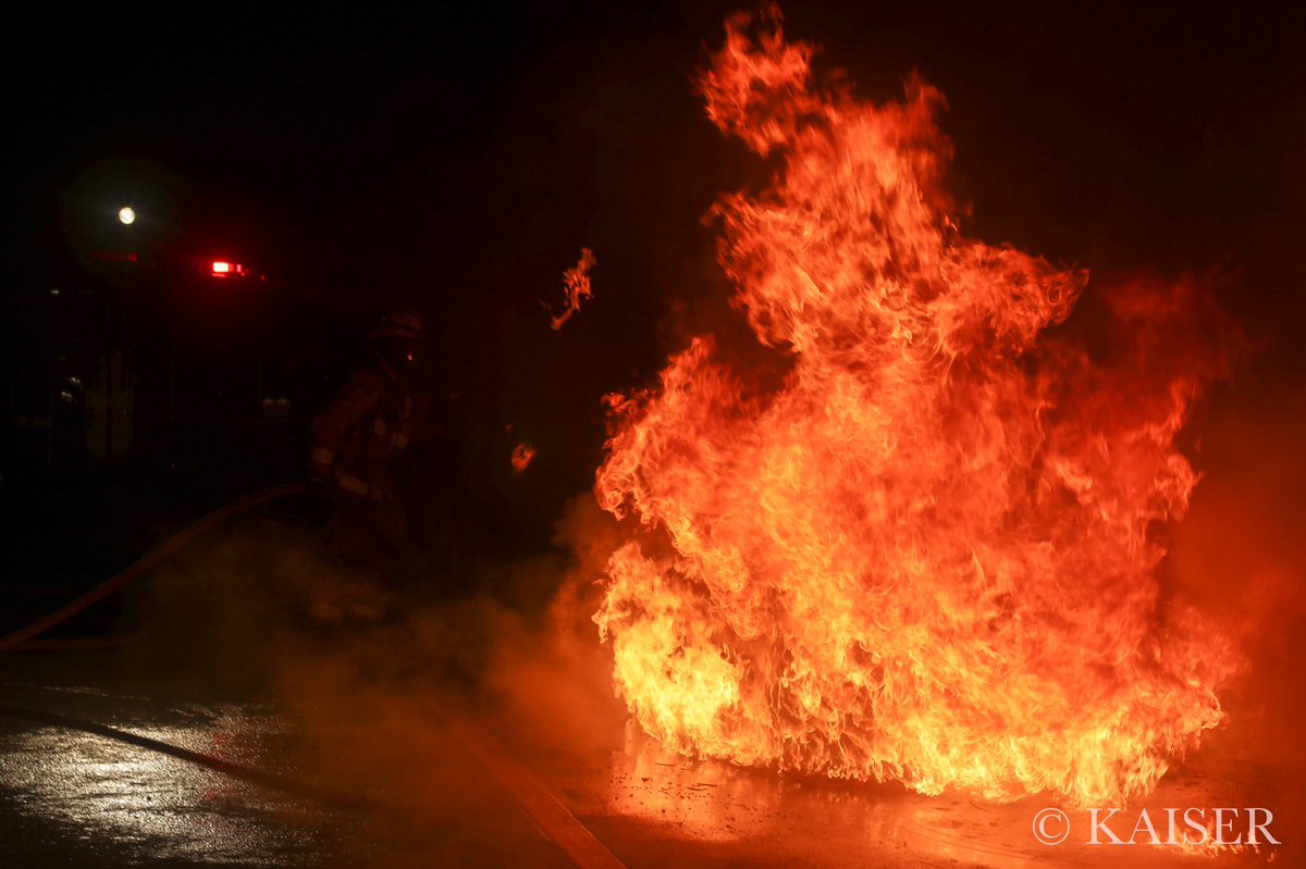 310FIREPHOTO's tweet photo. @TorranceFireDep working a vehicle fire with a ruptured fuel line last night on the 405 https://t.co/8c5hrx0Mab