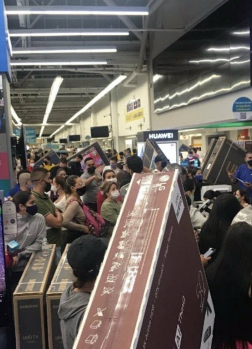 LKossuth's tweet photo. Cuando se hace #policy sin tratar de entender el comportamiento humano: Día sin IVA en Colombia.
Resultados: 1) Lo que ven en la foto. 2) Probablemente ni hayan bajado los precios por tremenda expansión en la demanda.
#behavioralscience #behavioralpolicy https://t.co/PLXCuGKoas