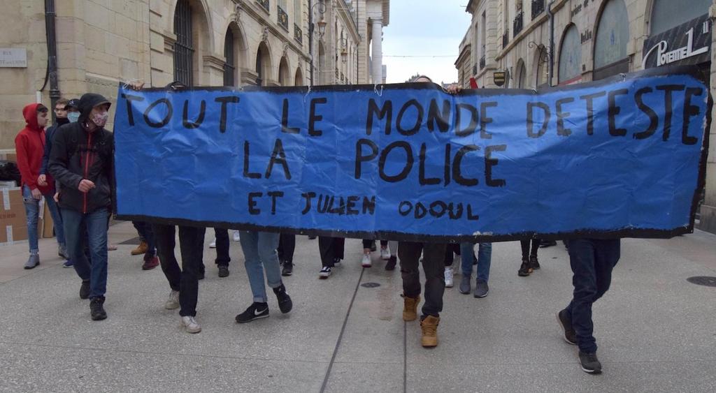 Rebcimenteur's tweet photo. @nkoenders @ChristopheJeanB @massar_ndiaye @HassouniDimah  @ahoareau21 @ftenenbaum @martin_rougeot @Bekhtaoui7 et en plus je vous ai trouvé @ModdeStephanie sans masque. C'est cadeau, ça me fait plaisir. #Police #Dijon https://t.co/22b2N0cVl2