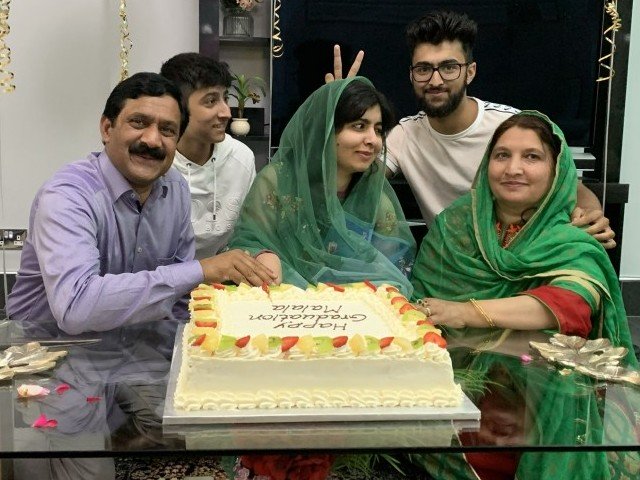 hasam_khalid1's tweet photo. Congratulations @Malala ❤ The pride of my hometown.
#prideofshangla
#oxfordgraduate
#malalayousafzai https://t.co/rewMZaZ7l2