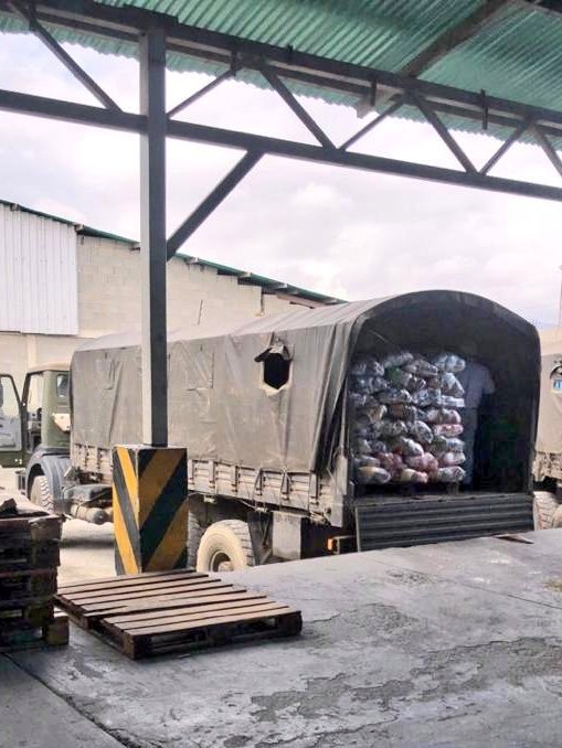 MercalOficial's tweet photo. #19Junio La #MisionAlimentacion a través de #Mercal #Lara atiende a Base de Misiónes Socialistas "El Bolivar" de la parroquia Ana Soto, distribuyendo 4173 mercados para atender #10Clap de la entidad  #GraciasPuebloHeroico https://t.co/MwgCsd4XZg