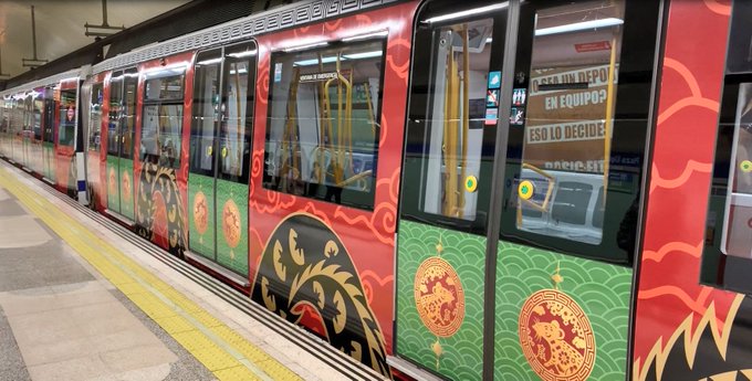 modesto_garcia's tweet photo. Os recuerdo de los metros son públicos y los vinilan cada dos por tres para hacer campañas. No os gusta la campaña de Correos porque es de maricones. https://t.co/oV3ERO7xB8