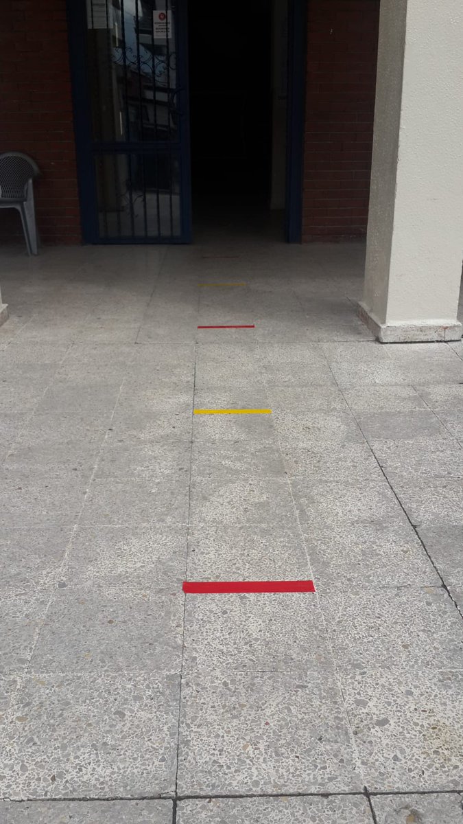 Artık sınava hazırız!
* Sosyal mesafe kuralına uygun çizgiler çekildi.
* Sıraların üzerine sınav giriş belgeleri yerleştirildi.
* Sınav salonlarının girişine o sınıfta sınava girecek öğrencilerimizin listesi asıldı.