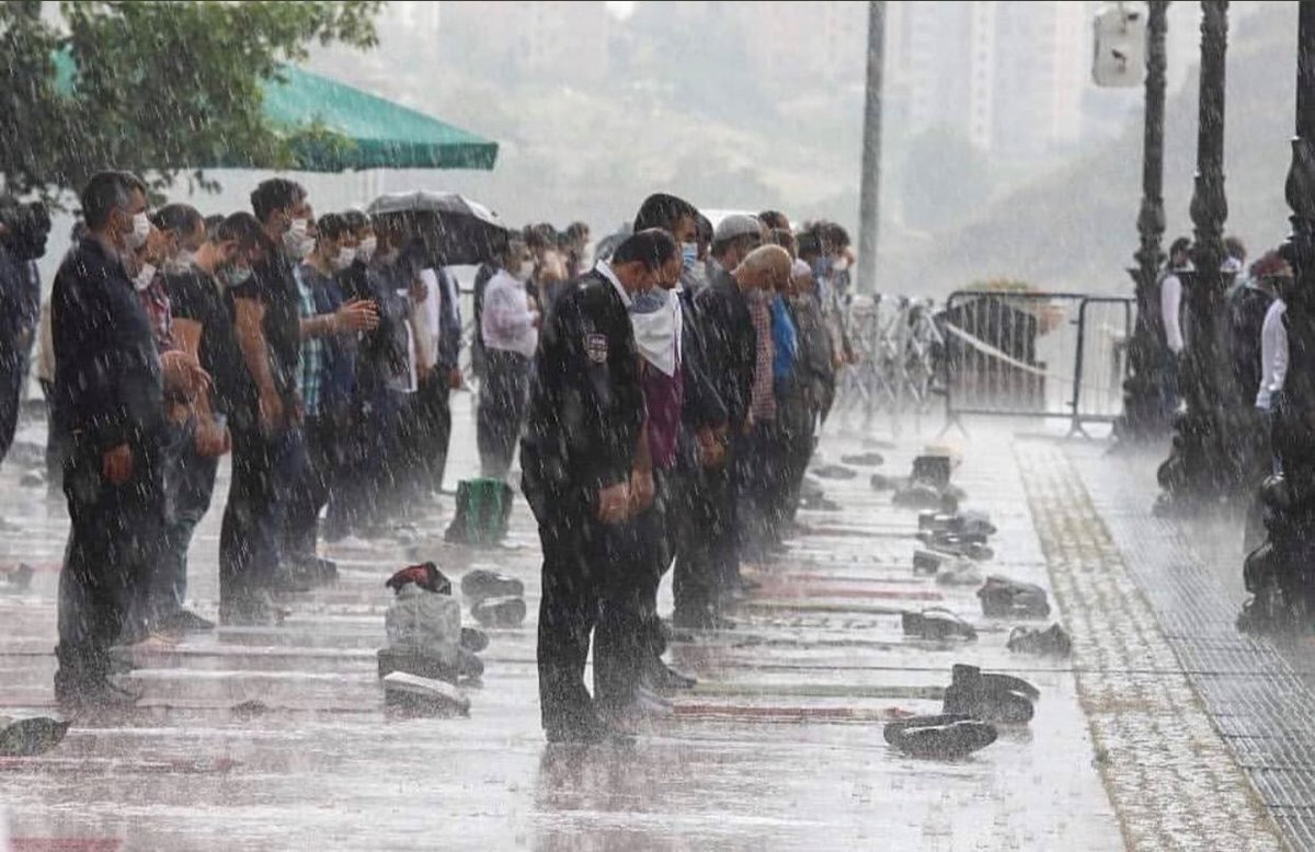 MÜSLÜMAN HAYATINDA BİR SEFER DE OLSA BÖYLE SAĞNAK YAĞIŞ ALTINDA NAMAZ KILMANIN ZEVKİNİ ALMALI...🤗

NE DERSİNİZ MÜMİNLER?