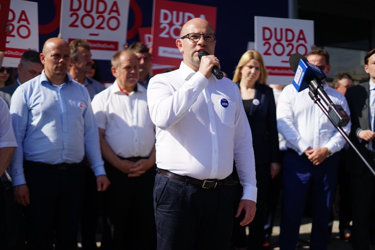 artur_kosicki's tweet photo. W #Kolno, mieście którego gospodarzem od lat jest burmistrz Andrzej Duda, odbyło się kolejne spotkanie #PodlaskieDlaDudy. Prezydenta @AndrzejDuda poparli samorządowcy z powiatu #kolneński.ego. @AndrzejDuda2020 #Duda2020 #ŁączyNasPolska #AmbitnaPolskaSamorządowa https://t.co/3fTNw5Y8q5