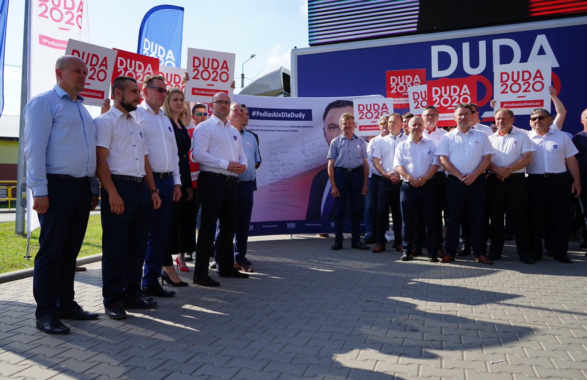 artur_kosicki's tweet photo. W #Kolno, mieście którego gospodarzem od lat jest burmistrz Andrzej Duda, odbyło się kolejne spotkanie #PodlaskieDlaDudy. Prezydenta @AndrzejDuda poparli samorządowcy z powiatu #kolneński.ego. @AndrzejDuda2020 #Duda2020 #ŁączyNasPolska #AmbitnaPolskaSamorządowa https://t.co/3fTNw5Y8q5