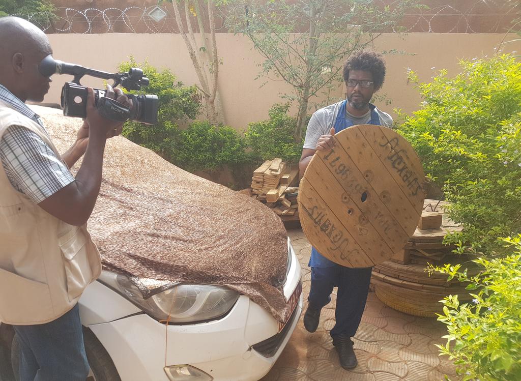 Agmidal1's tweet photo. Nous avons reçu la visite de Fidélité @tv 
#Redonné_une_nouvelle_vie_aux_pneus_et_palettes 
#recyclages  #palettes #pneus 
#agmidal #niamey #niger  #fidélité #tv
+22798333383 ( watsap) https://t.co/kFEt878qhS