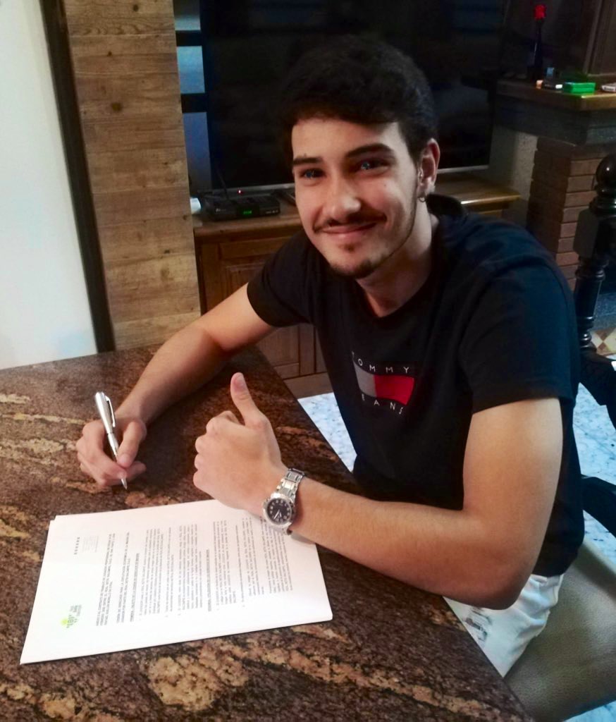 rgfootball_web's tweet photo. 📑✍🏼 El centrocampista juvenil @rafa8guillen firma su primer contrato profesional con el @RealBetis hasta 2.022 y renueva su compromiso con RGFootball 💚

#CanteraRG ⚽️ https://t.co/o8F0m1fX9W
