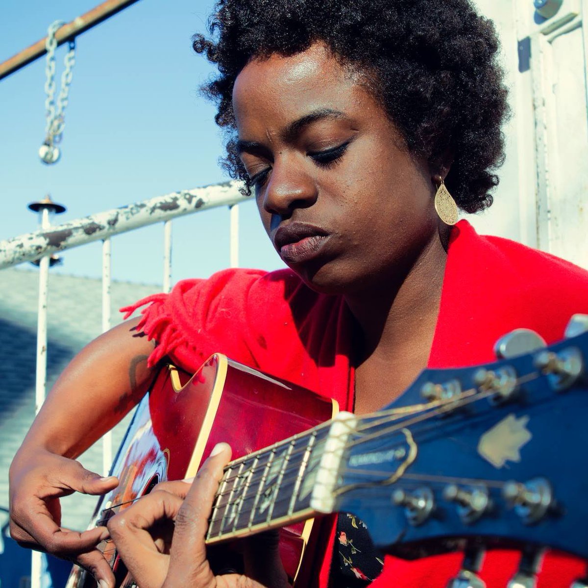  @SunnyWar's fingerstyle guitar playing perfectly matches her bluesy vocals. Growing up in the LA punk scene gave her music a burst of raw emotion, and she explores the rougher parts of her life through poetic lyrics. Her 2018 tour brought her to Passim's Discovery Series stage