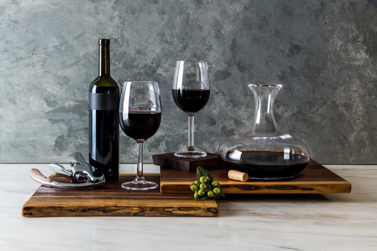 ShopGoldfinch's tweet photo. Who else is ready for the weekend, or better yet, a glass of wine?! 🍷 Sip in style with our sophisticated Woodstock Wine Glasses and Ascutney Decanter, available now at https://t.co/kkeTEz5vsN

#ShopGoldfinch #FinchFinds #SimonPearce #USAMade #Glassware #ExtraordinaryALX https://t.co/ZI1Ti6HCr9