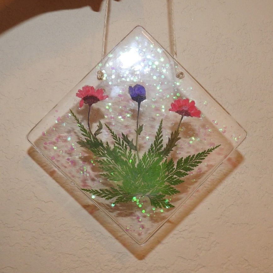 funkywallfl0wer's tweet photo. Wall/window hanger with real pressed flowers⚘🌿🥀
#flowers #ocean #florida #sparkles #iridescent #halographic #tiedye #peace #rainbow #hippie #pressedflowers #resin #resinart #smoke #stoner #trippy #psychedelic #art #artofinstagram #space #aesthetic #90s #suncatcher #stonergirl https://t.co/DR1U9pmnhN