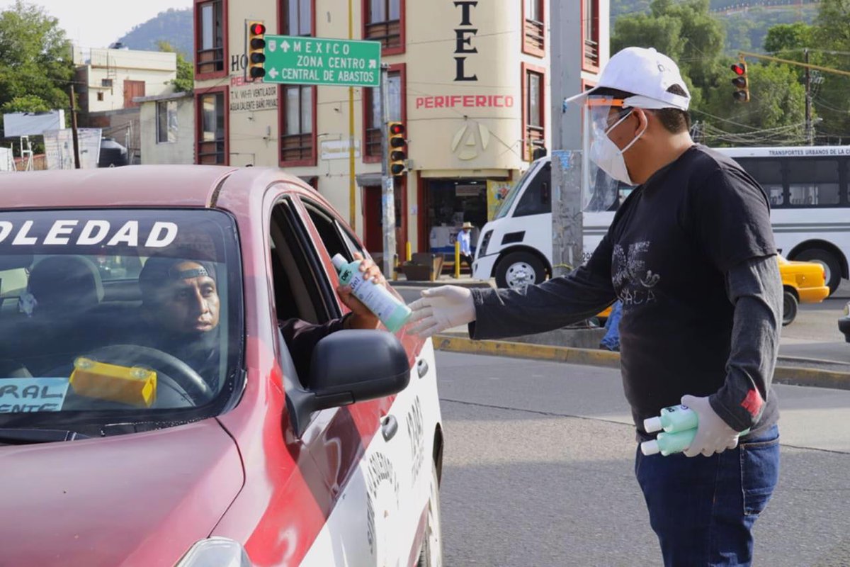 DIF_Oaxaca's tweet photo. Agradecemos a la empresa mexicana #Eriam por su donación de 10,000 botes de gel desinfectante que, junto al equipo de la @SSP_GobOax y @SEMOVI_GobOax, entregaremos en los cruceros de la capital oaxaqueña. Trabajamos para apoyar a las regiones más afectadas por el #COVID19. https://t.co/fsNMx1xlcq