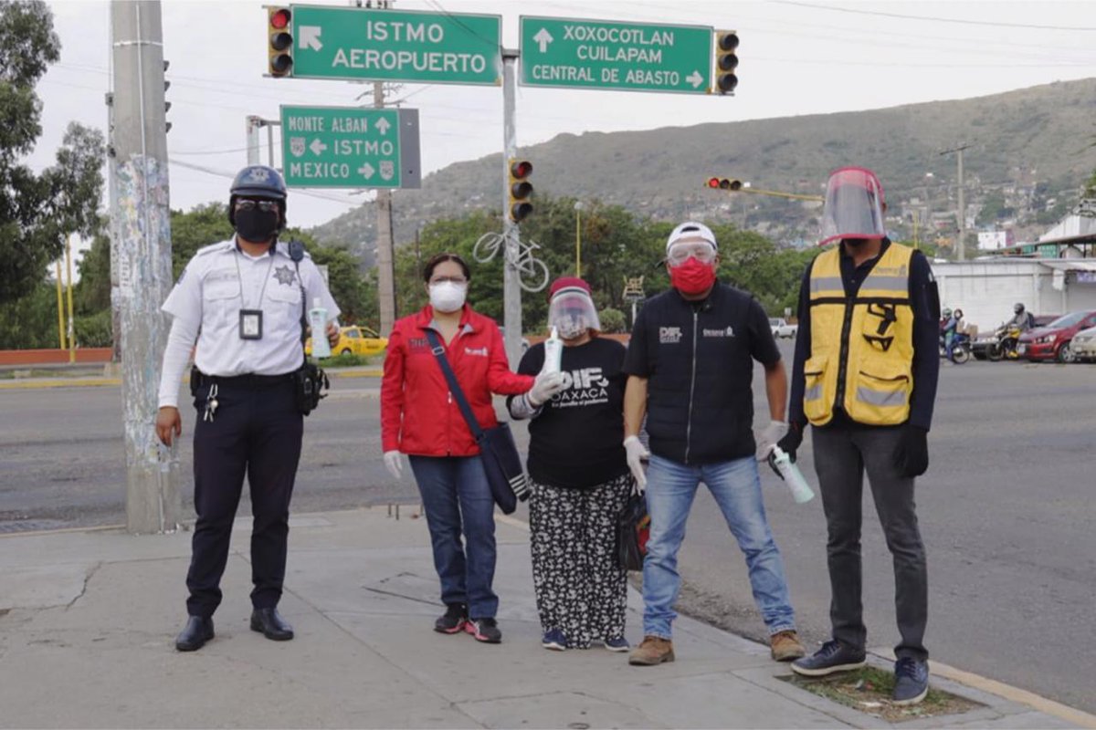 DIF_Oaxaca's tweet photo. Agradecemos a la empresa mexicana #Eriam por su donación de 10,000 botes de gel desinfectante que, junto al equipo de la @SSP_GobOax y @SEMOVI_GobOax, entregaremos en los cruceros de la capital oaxaqueña. Trabajamos para apoyar a las regiones más afectadas por el #COVID19. https://t.co/fsNMx1xlcq