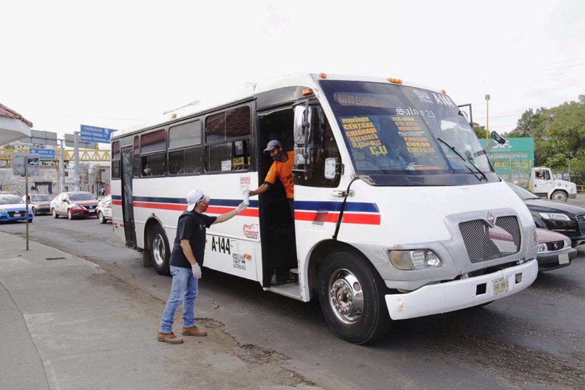 DIF_Oaxaca's tweet photo. Agradecemos a la empresa mexicana #Eriam por su donación de 10,000 botes de gel desinfectante que, junto al equipo de la @SSP_GobOax y @SEMOVI_GobOax, entregaremos en los cruceros de la capital oaxaqueña. Trabajamos para apoyar a las regiones más afectadas por el #COVID19. https://t.co/fsNMx1xlcq