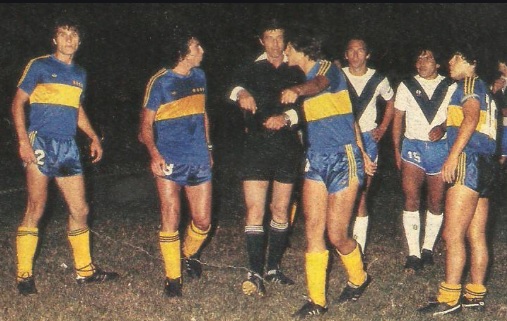TopJrs's tweet photo. #Batallascampales Varias veces en la hist, los part de #Boca terminaron con muchos expulsados. Hubo 3 que hubo 6. En Nac'81 vs @Velez, #Espósito expulsó a #Córdoba, #ChinoBenítez y #Maradona de un lado, a #Larraquy, #Segovia y #Moralejo del otro. /1 https://t.co/qP2MqqIOhh