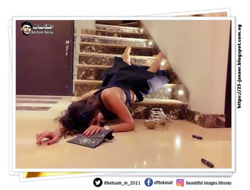 نشرت الفنانة زينة، صورة لها عبر حسابها الرسمي على تطبيق انستجرام، ظهرت فيها على سلم فيلتها، وهي تمسك حذاءها بيدها، والحقيبة في اليد الأخرى، قبل أن تسقط أرضًا.