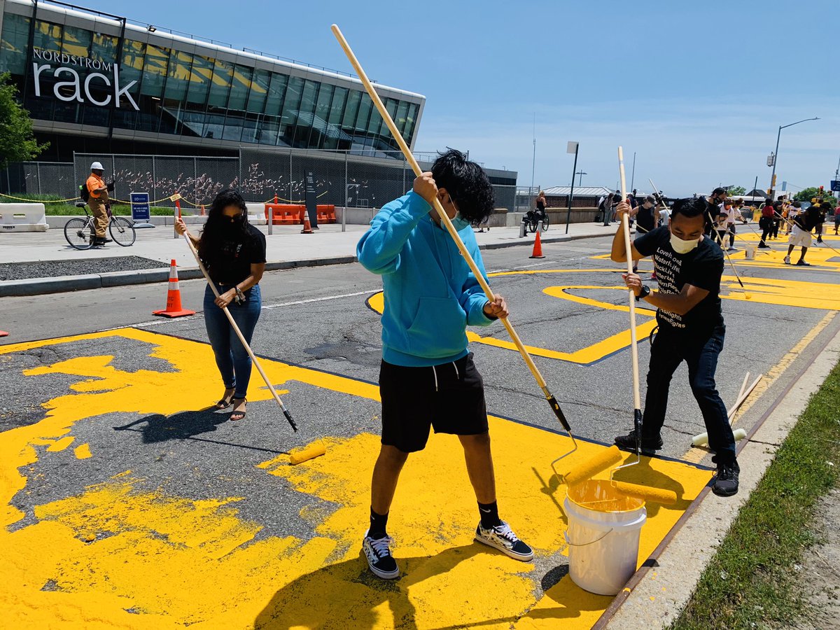 DREAMer_Esq's tweet photo. SOLIDARIDAD! ✊🏽✊🏿 We are still here on #StatenIsland painting the second #BlackLivesMatter street in New York City. An amazing Latinx youth group joined the effort to shows that we are an united community #AllPowerIsLocal https://t.co/65H59rqSVF