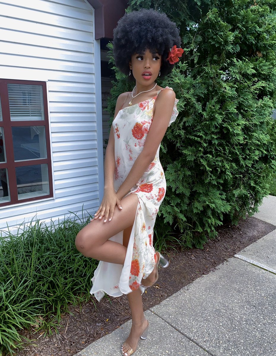 siennajori's tweet photo. It’s a wonderful day to be a black woman. Happy Juneteenth! https://t.co/DDVlP40Mpb
