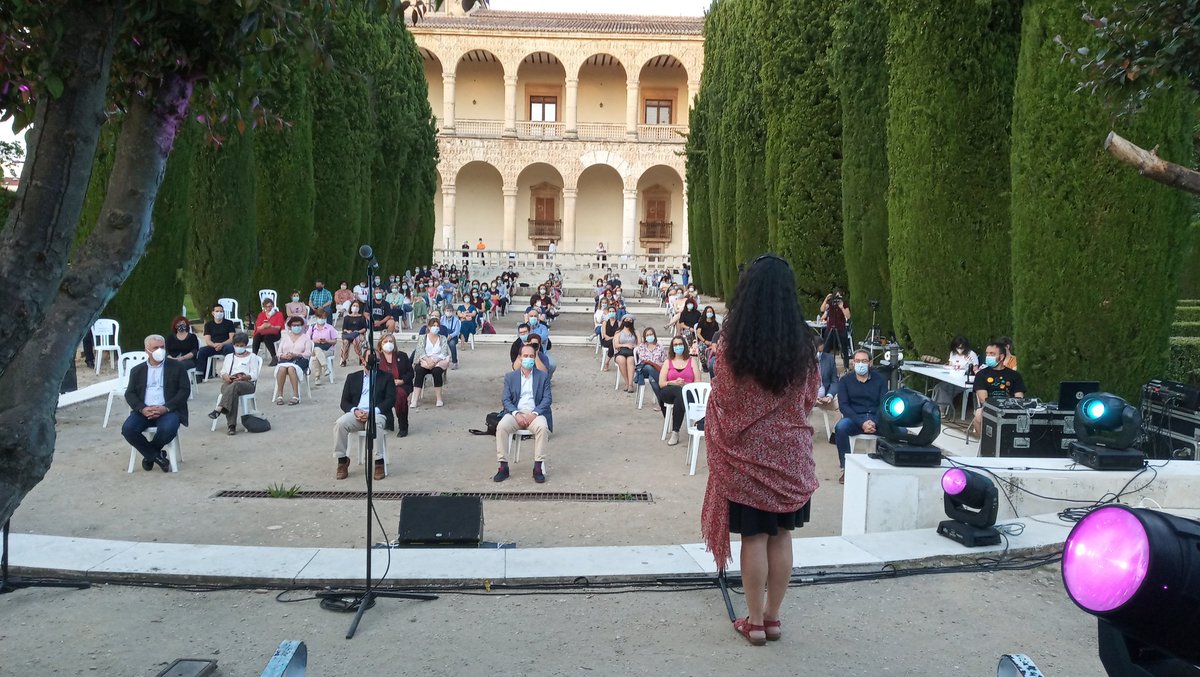 MaratonCuentosG's tweet photo. La presidenta del #SLIJ Concha Carlavilla da la bienvenida recordando a las víctimas del #Covid_19 y agradeciendo la presencia de los representantes públicos y espectadores #CuéntameUnCuento #GuadalajaraCiudadDeCuento #cultura #narraciónoral https://t.co/14IqyyyYTZ