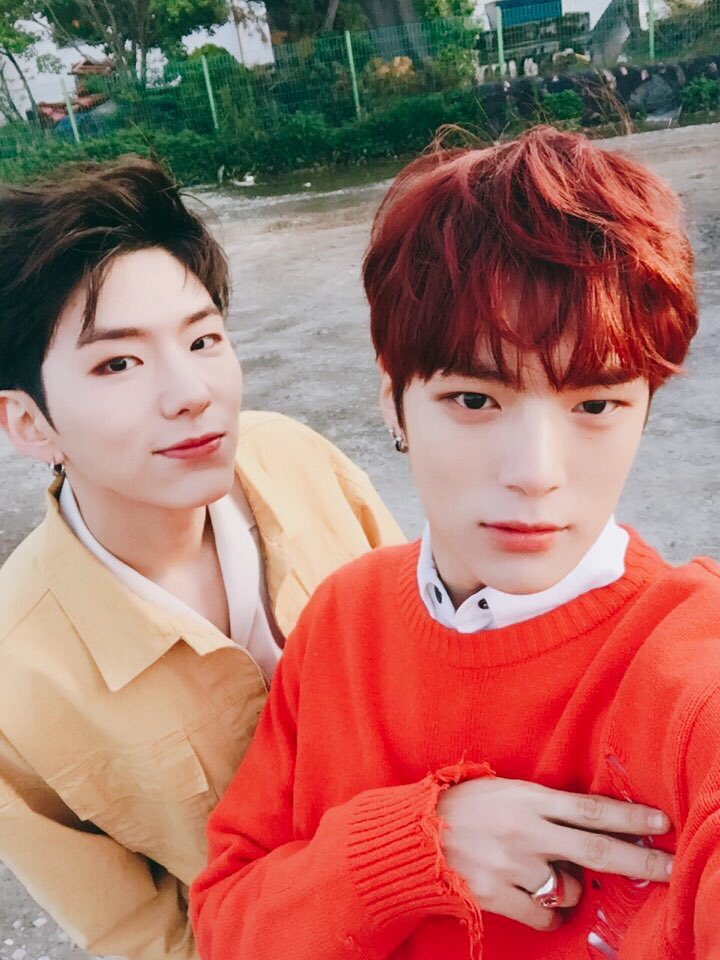 WEAREMlXTAPE's tweet photo. ‹ 𝐦𝐢𝐱𝐭𝐚𝐩𝐞_𝐩𝐥𝐚𝐲𝐥𝐢𝐬𝐭 ›  .⃗ 🎧 / now listening to: #redroseBABY ₊ #redroseILY.

[🐶]: ¿Qué hay, mixbebes? ¡Los saludo desde Tokyo! Que mientras estaba paseando con Shou, había una canción que no salía de mi mente, ya que es arte como todo lo que hace Red Rose. https://t.co/Y3Unde8Ci5