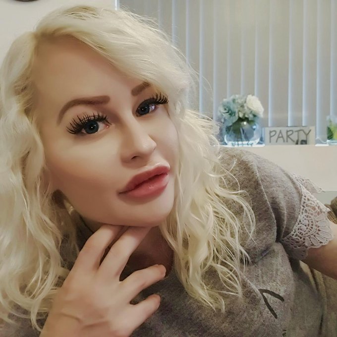 Little innocent selfie here and there 🙃 #selfie #Twitter #curlyhair https://t.co/2aHQ99lugo<a href="/tag/selfie"class="tags">#selfie</a><a href="/tag/curlyhair"class="tags"><span>#curlyhair</span></a><a href="/tag/twitter"class="tags"><span>#twitter</span></a>