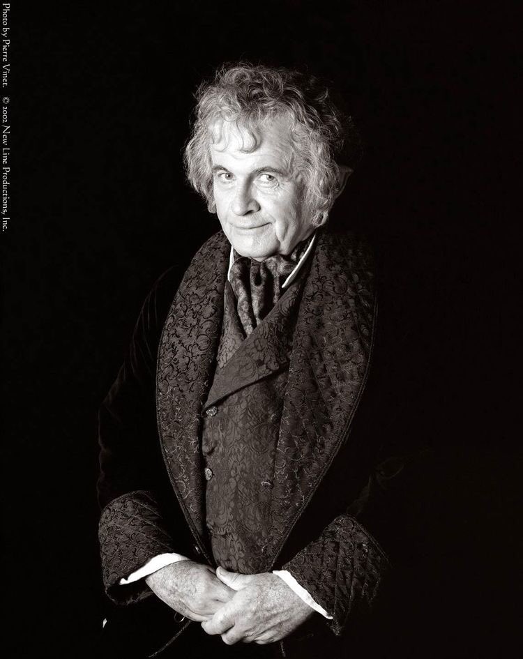 Dağları tekrar görmek istiyorum Gandalf, dağları; sonra da huzura ereceğim bir yer bulmak. Huzur dolu sessiz bir yer, akrabaların beni gözetmedikleri, ortalığı birbirine katan ziyaretçilerin kapı ziline asılmadığı bir yer..#BilboBaggins #IanHolm