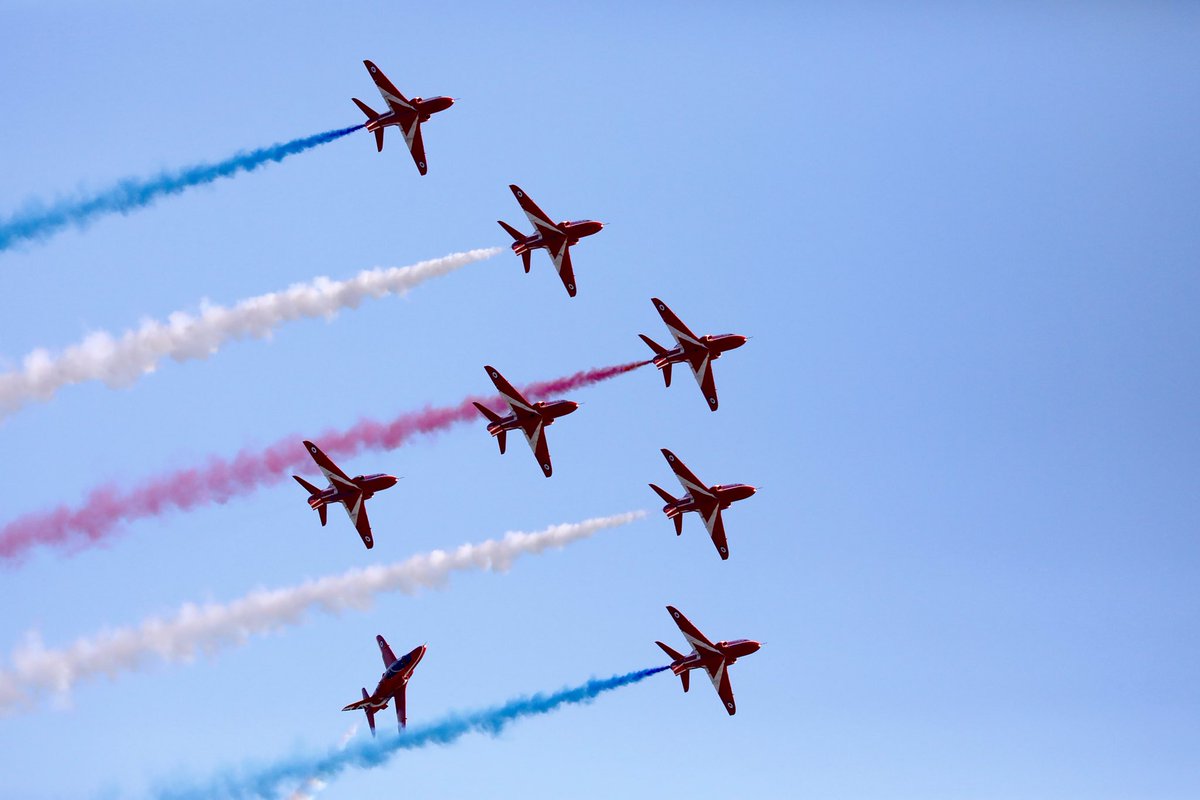 meccoaching's tweet photo. The amazing ⁦@rafredarrows⁩ in Jersey ... thought I would cheer myself up as the rain pours down outside #jerseyinternationalairdisplay #precisionflying #raf https://t.co/SjEtLab69M