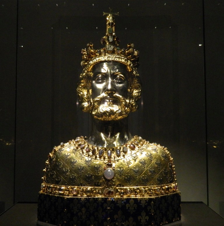 LianaOsorio1's tweet photo. Objects of gilt #silver in the Cathedral of Aachen, Germany. The permanent exhibition shows impressive reliquaries of Charlemagne. Inside the Cathedral, it is the magnificent reliquary with the relics (clothing) of the Virgin Mary and Jesus. #MuseumsUnlocked https://t.co/LUVTPqJNG7
