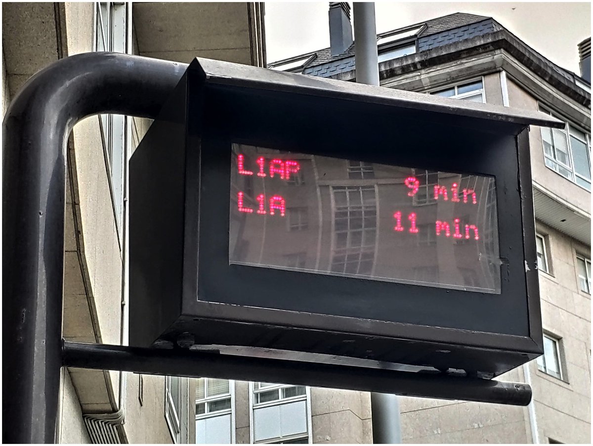 BlogBusurbano's tweet photo. Las #Par557 / #Par379 de #Matogrande que citábamos son dos paradas en un solo poste para la #Lín1A.
Pero... ¿alguno de vosotros sabe, con sólo ver la imagen, cuál es el 1-A que tira en dirección al centro y cuál el que va en sentido #PuentePasaje?
¿Y si eres "forastero"? https://t.co/Gz3fKrcUmw