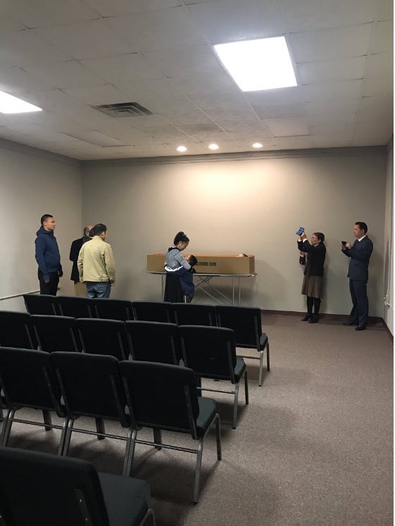 小平头on Twitter 事有反常必有妖 就象 民运黑洞 盛雪红衣与黑老大 干哥 陈达钲 给 民运岳母 下跪上坟照片一样 叫马仔 小瘪三 陈景圣故意外泄 仗势欺人的宣示意味 黑老大上了老娘的床 就得跟老娘一道上坟 试看天下谁能敌 T Co Xyrydat38y