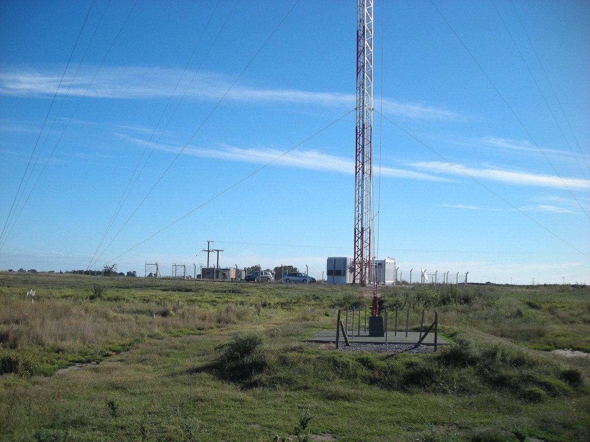ARSATSA's tweet photo. Estamos poniendo a punto las estaciones de TDA para que argentinos y argentinas puedan disfrutar de transmisiones de calidad en todo el país.
Mirá la nota sobre el trabajo que el #EquipoArsat está realizando: https://t.co/JdOtf4DPzt https://t.co/Mb7HVJGUwS