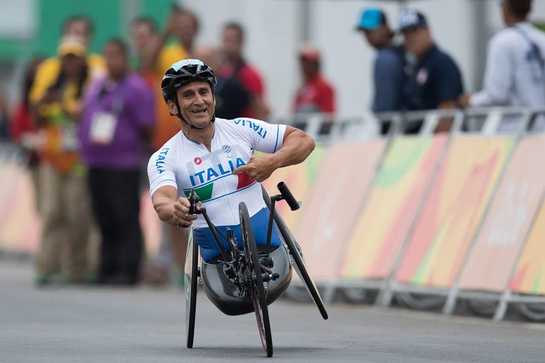 Anto_Giovinazzi's tweet photo. Più forte di tutto.
Il più forte di tutti.
Tu che hai dimostrato che non esistono limiti, solo nuove opportunità.
Tu che hai fatto capire che vivere con il sorriso è più bello.
Siamo tutti qui ad aspettare il racconto di un’altra, ennesima, splendida vittoria.
#Zanardi💙 https://t.co/9w84LsuDum