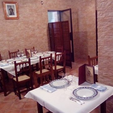 CafeBarNieto's tweet photo. Desde @CafeBarNieto recomiéndanos a nuestros clientes hagan sus #reservas, para comer o cenar, por Messenger o al teléfono 695151892 ☎  y poder preparar su mesa con las mejores medidas higiénicas. Les esperamos. 🍽️ https://t.co/FiFB8xAABA