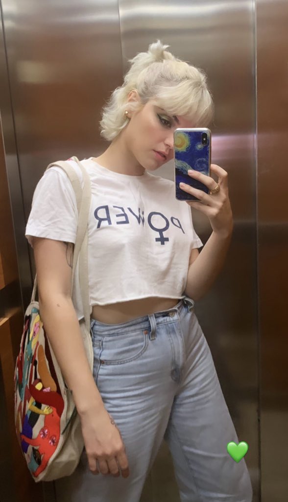 asiguais's tweet photo. 📱 | @_albxreche também compartilha esta maravilhosa selfie no elevador. 🥰

“💚” https://t.co/sG2b4mhpV3