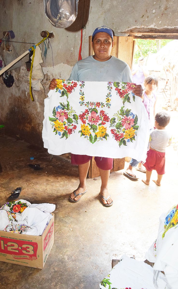 CAEYYucatan's tweet photo. Visitamos a un grupo de artesanas y artesanos que se dedican al bordado en punto de cruz, en la comisaría de #Mocté perteneciente al municipio de #Tahdziú, les fuimos asesorando acerca del trabajo que realiza #CAEY para que puedan comercializar sus creaciones en nuestras tiendas. https://t.co/TZnBs2Ay54