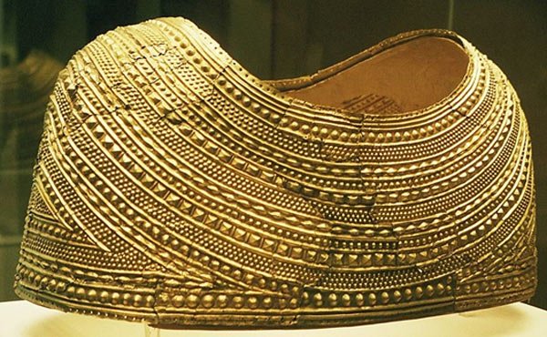 Originally created sometime between 1900-1600 B.C., when the artifact was eventually unearthed, it was in desperate condition.The ancient gold treasure has now been carefully restored, and the craftsmanship with which the cape was originally constructed is patently exceptional.
