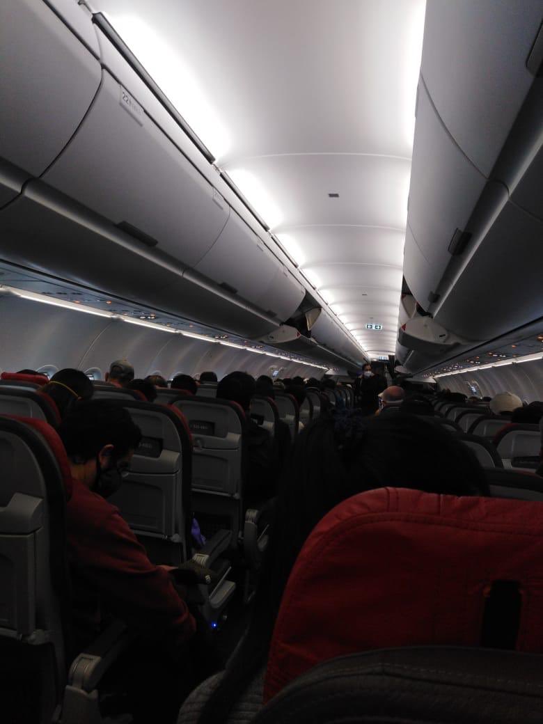 agurtoaveces's tweet photo. Mi excuñado va volando al norte al funeral de su padre (que falleció anoche por COVID). ¿Qué hizo LATAM (la pobre aerolinita indefensa)? Juntó dos vuelos en un avión. Así va la cosa, sin distancia ni medidas de cuidado, ¿qué me dicen
@ministeriosalud, @MTTChile? https://t.co/J0qct3zvXt