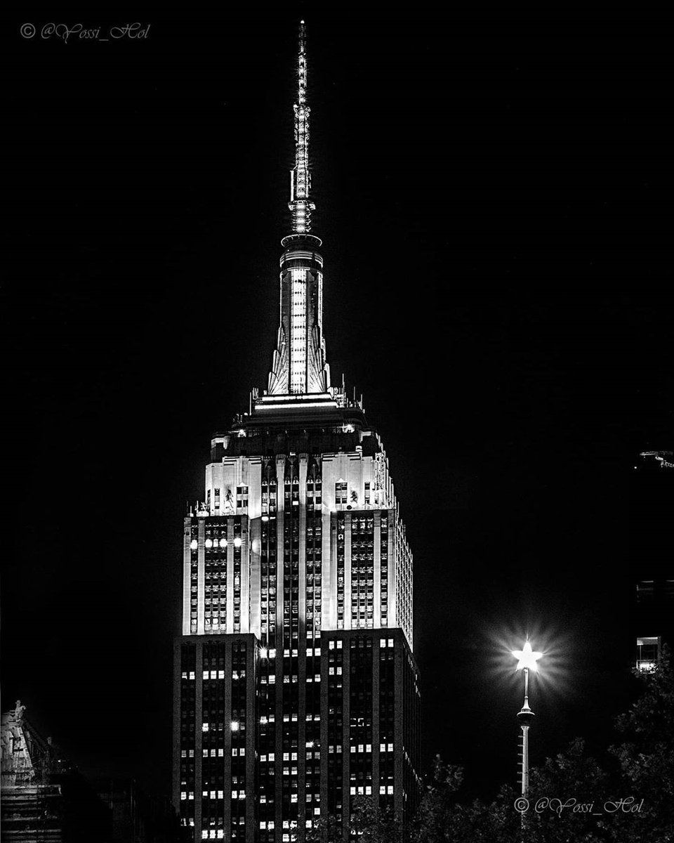 EmpireStateBldg's tweet photo. Lighting up in our iconic white this evening with an hourly sparkle for first responders &amp; 5 minutes of darkness at 9PM. #ESBright

📷:  yossi_hol/IG https://t.co/M9z9xZqoCp