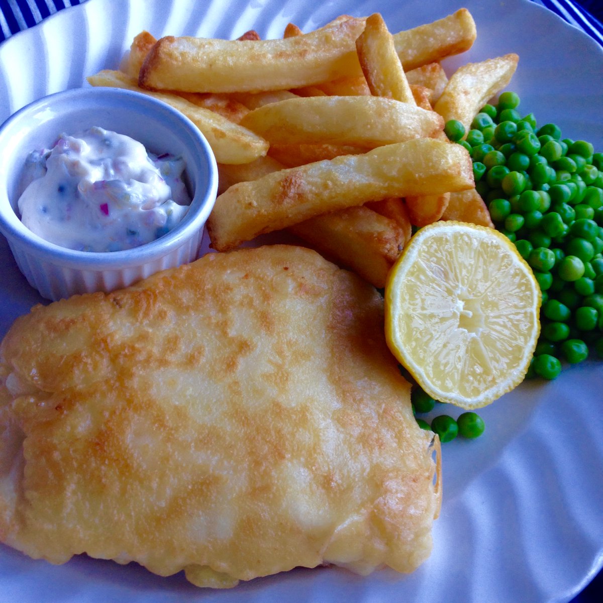 SugarPeppers's tweet photo. ➡️ Friday night #fakeaway
➡️ Fish supper 😋

#fishandchips #fishsupper #panfriedfish 
#testkitchen #lockdownkitchen 
#creativecooking #oxford 
#lockdownleftovers #tartarsauce https://t.co/dcpm2GxfQG
