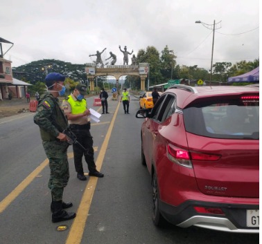 armada_ecuador's tweet photo. #Manta| El Comando Operacional Nยฐ 2 Occidental, continรบan sus operaciones de control en los barrios: #Geranios #Miraflores, #Cuba #Jokay y #SantaMartha https://t.co/CEKy4EuX5G