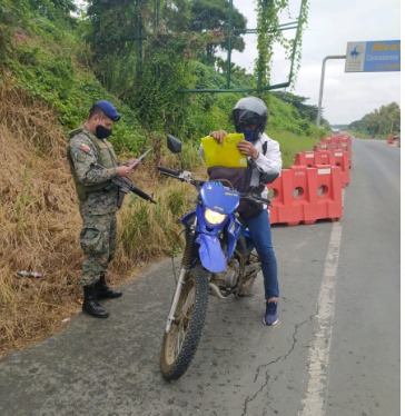armada_ecuador's tweet photo. #Manta| El Comando Operacional Nยฐ 2 Occidental, continรบan sus operaciones de control en los barrios: #Geranios #Miraflores, #Cuba #Jokay y #SantaMartha https://t.co/CEKy4EuX5G