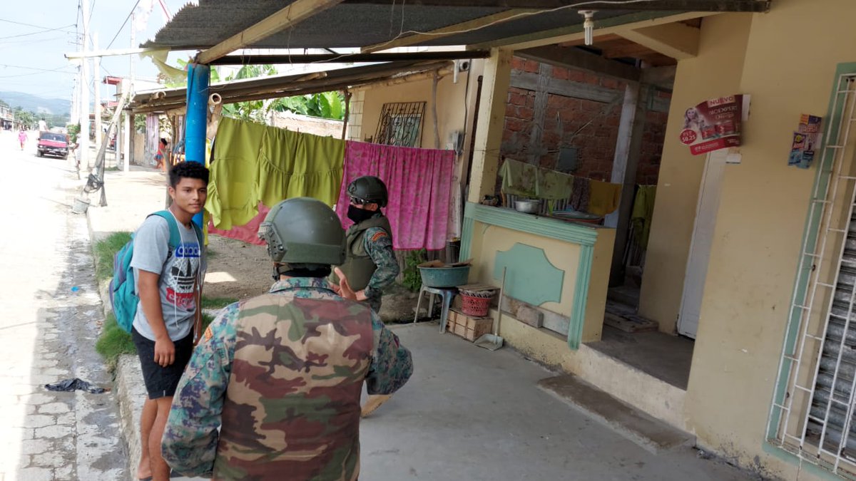 armada_ecuador's tweet photo. #Manta| El Comando Operacional Nยฐ 2 Occidental, continรบan sus operaciones de control en los barrios: #Geranios #Miraflores, #Cuba #Jokay y #SantaMartha https://t.co/CEKy4EuX5G