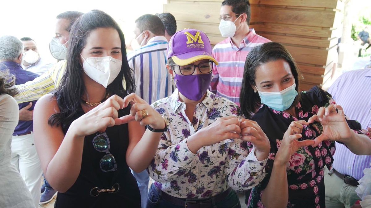 margaritacdf's tweet photo. Estoy muy orgullosa de la juventud de La Vega. ¡Cuantos bríos e ilusiones! Están demostrando que tienen mucho compromiso con su provincia y su gente. ¡Cuentan conmigo y con @Gonzalo2020RD para cuidar de La Vega! https://t.co/qDmM3Tf1ZJ