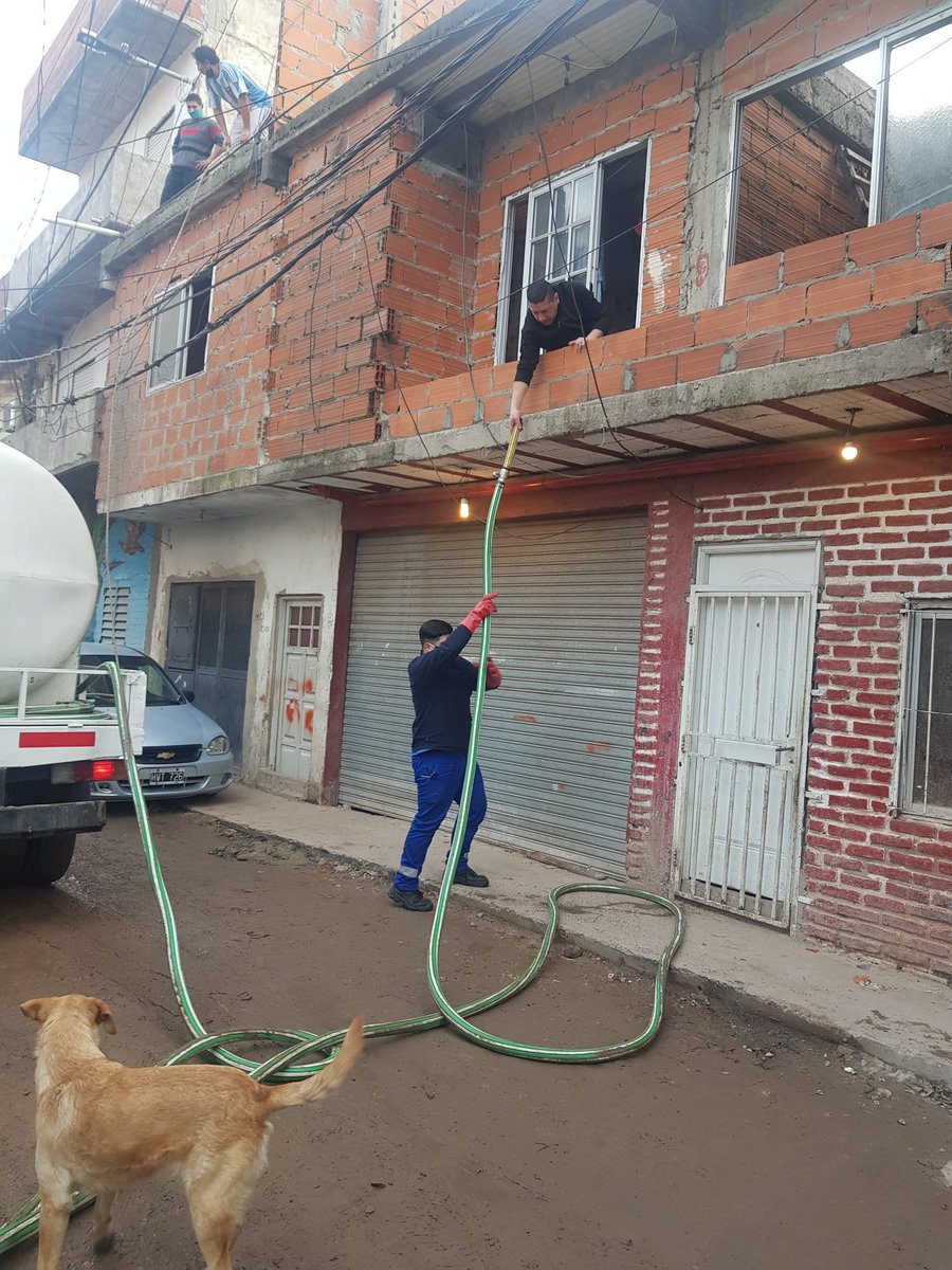 HectorN08249964's tweet photo. SEGUIMOS abasteciendo agua potable a comedores y merenderos y vecinos con camiones cisternas #Barrio20 equipo #Ugis= #DGGIS presentes en los Barrios vunerables 

@mrgospedini @MariaMigliore @Salas_Gabriel @IVCBuenosAires https://t.co/qF11QEvv0h