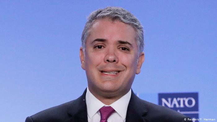 Matador000's tweet photo. Ojalá Iván Duque y el ministro de Comercio,  encuentren pañales sin IVA, porque la cagada de abrir un "Black Friday" criollo un día después de presentarse el mayor número de muertos por el Covid-19 es monumental. https://t.co/tZF6vVVq7j