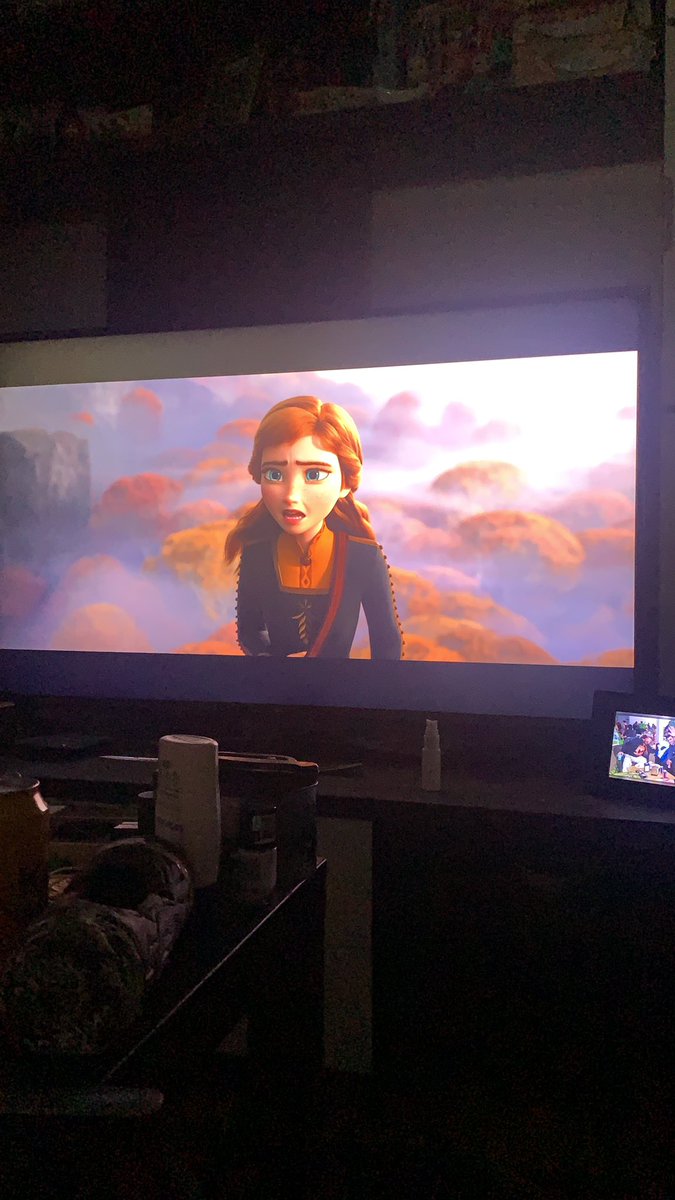 tete3000's tweet photo. Viendo #Frozen2enDisneyPlus 🥰🥰 https://t.co/kNfJKcUDlF