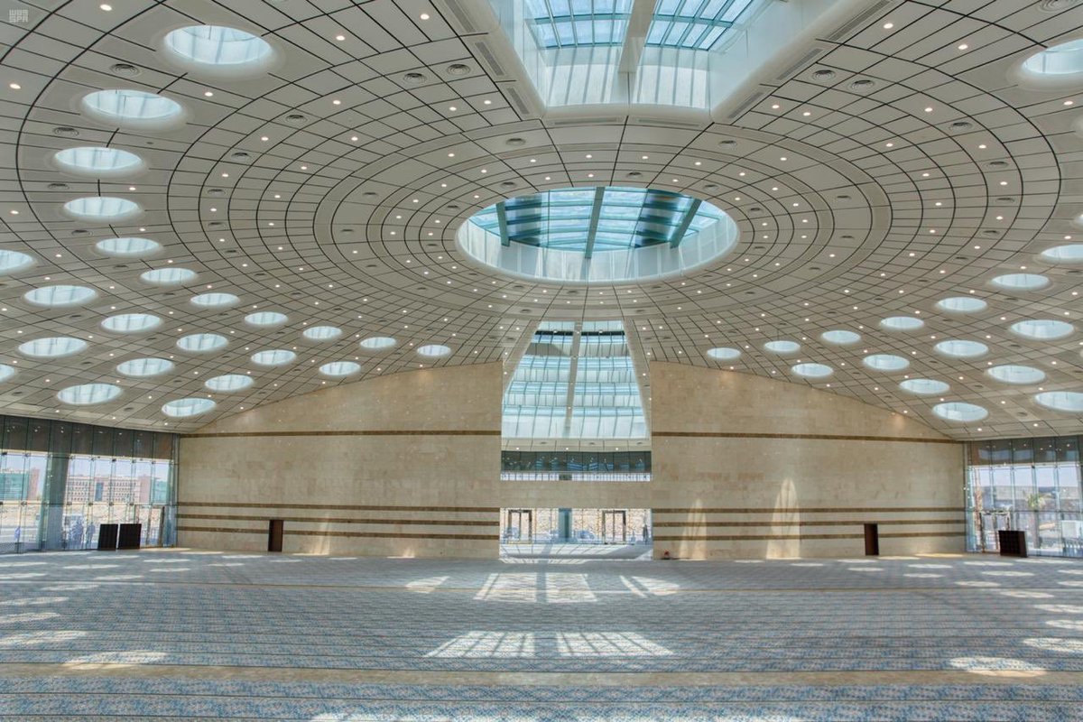 SaudiNews50's tweet photo. تحفة هندسية ومعمارية ..

افتتاح مسجد جامعة #تبوك حيث تبلغ المساحة 8000 متر مربع وسعته 3500 مصل ٍ ، وسقفه على شكل قبة مكسية بالفسيفساء بمساحة 5887 متراً.

#السعودية #مسجد_جامعة_تبوك https://t.co/O7oErV9liR