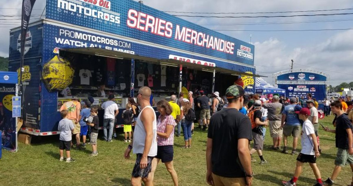 MotocrossNews's tweet photo. MotoTees Seeking Class A CDL Drivers For 2020/2021 Supercross And Pro Motocross https://t.co/0x8Qer2qdK https://t.co/fV4WDj7hwR
