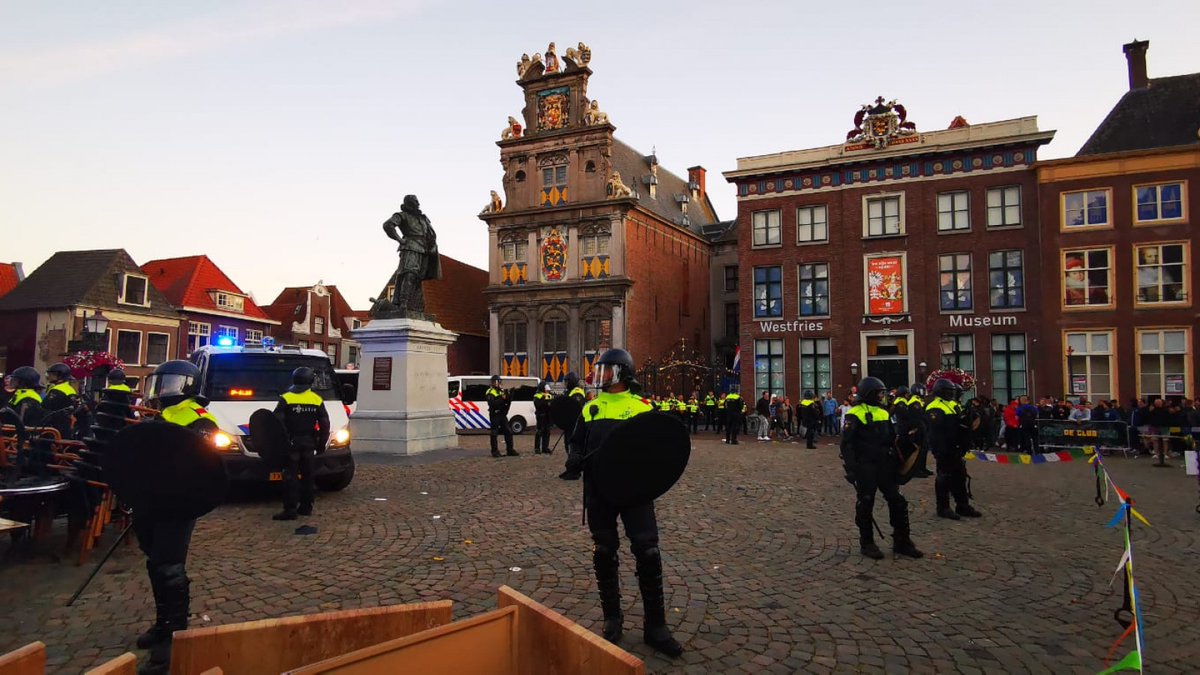 Politie omcirkelt standbeeld JP Coen: Roode Steen wordt ontruimd ..